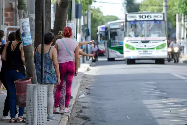 Por la deuda de dos empresas, la UTA en estado de alerta y movilizaci�n