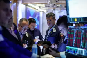 El riesgo pa�s perfora los 480 puntos y marca su nivel m�s bajo desde 2018