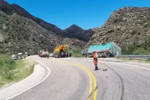 Vialidad Nacional inicia el retiro del cami�n siniestrado en la Ruta Nacional 60