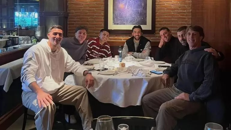 La cena de Scaloni junto a sus ayudantes y otros jugadores de la Selecci�n. (Foto: IG @demariarestaurante)