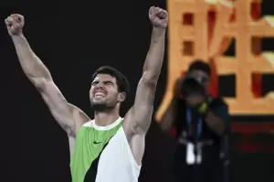 Alcaraz super� a Zverev en una batalla �pica y jugar� la final del Abierto de Australia