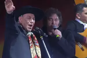 Tras las criticas, el Chaque�o Palavecino cont� por qu� invit� cantar a Javier Milei