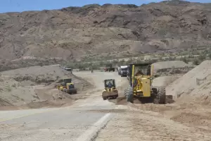 Despliegue de maquinaria en la Ruta Nacional 60: operativo de saneamiento