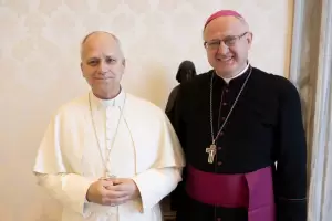 Mons. Urbanc le entreg� al Papa Le�n  una reliquia del Beato Mamerto Esqui�