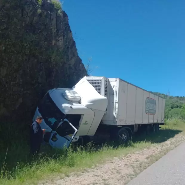 Catamarca: Un camionero result� herido tras chocar contra la monta�a en la Cuesta del Totoral