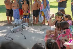 Innovaci�n en Valle Viejo: perritos robot transforman las colonias municipales en espacios de ciencia