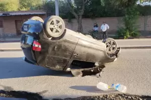 Violento vuelco en Santa Mar�a: un conductor result� herido