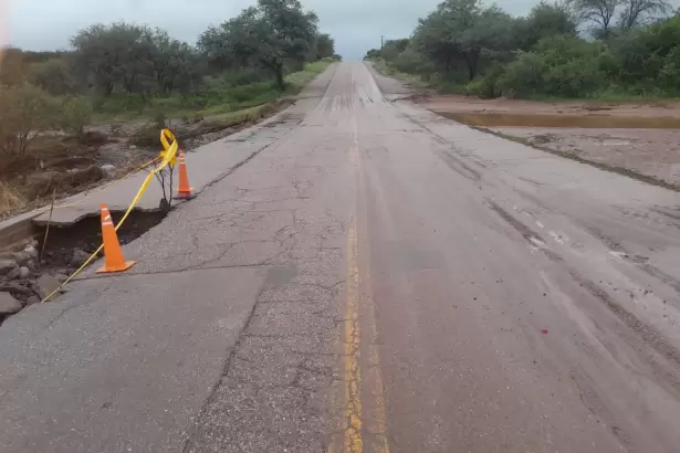 Por erosiones en la banquina, piden circular con precauci�n por la RN 40 entre Londres y Bel�n