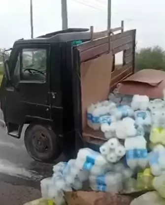 Un camión cargado con gaseosas se hundió en el asfalto