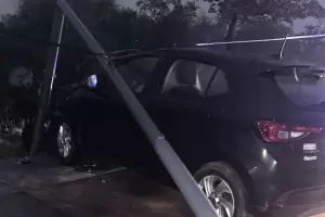 Un automovilista alcoholizado choc� contra un poste de luz en Catamarca