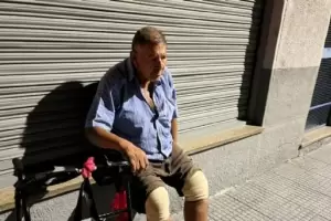 "No aguanto m�s": el dram�tico ruego de un abuelo en pleno centro