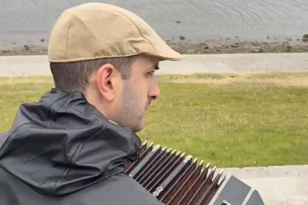 Un m�sico argentino interpret� el Himno en las Islas Malvinas y conmovi� al pa�s