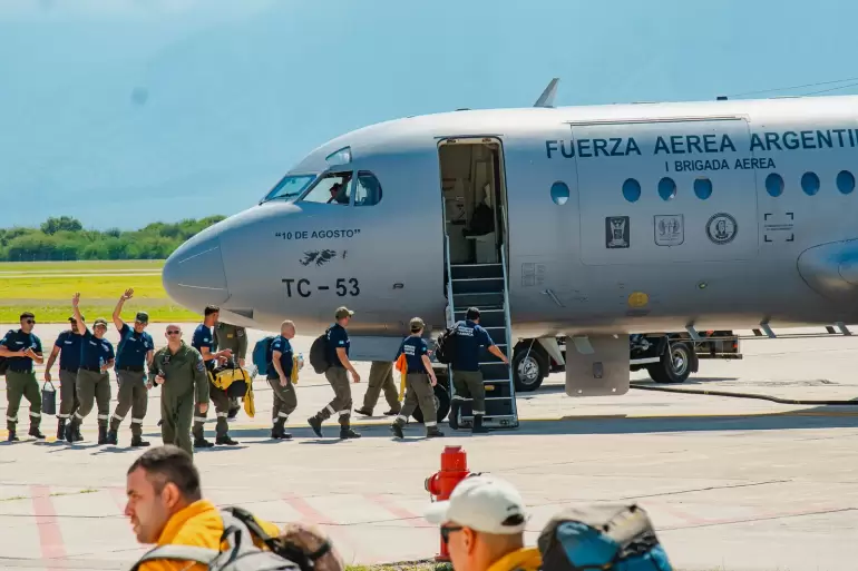 Parti� el segundo grupo de brigadistas catamarque�os rumbo a la Patagonia