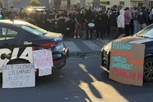 Protesta policial en Rosario: patrulleros rodearon la Jefatura y realizaron un sirenazo