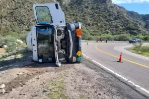 Catamarca: un cami�n volc� sobre la Ruta Nacional 60, en La C�bila