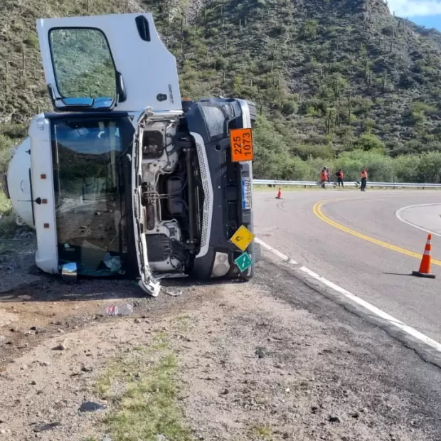 Catamarca: un cami�n volc� sobre la Ruta Nacional 60, en La C�bila