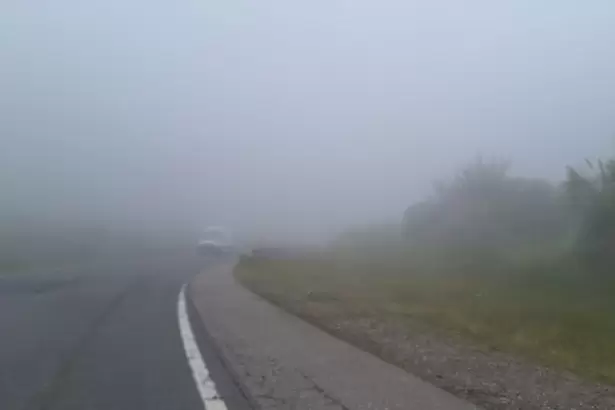Alerta vial en Catamarca: densa niebla reduce la visibilidad en la Cuesta del Totoral