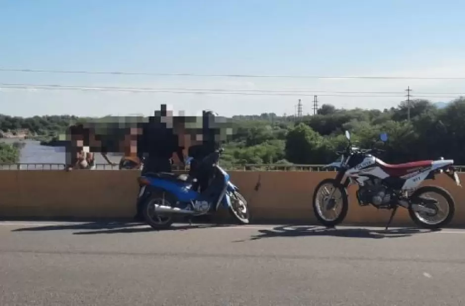 Tensi�n extrema en la Chelemin: un hombre con pedido de captura intenta arrojarse al vac�o