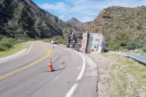 Catamarca: volc� un cami�n y afecta el tr�nsito en La C�bila