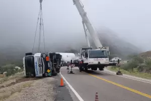 Operativo en La C�bila: habilitan el tr�nsito restringido tras el vuelco de un cami�n cisterna