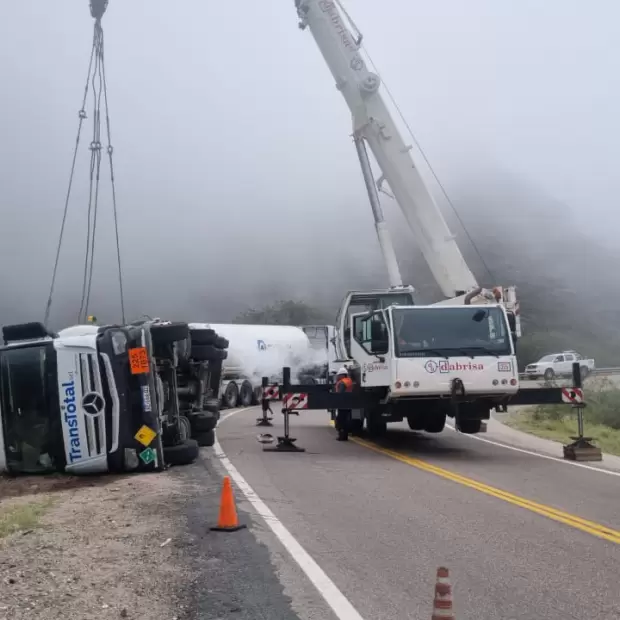 Operativo en La C�bila: habilitan el tr�nsito restringido tras el vuelco de un cami�n cisterna