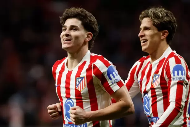 Con un golazo de Juli�n �lvarez, Atl�tico de Madrid aplast� a Barcelona por la Copa del Rey