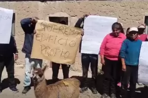 Comunidad de Aguas Calientes mantiene la toma de la escuela y reclama edificio propio y autoridades