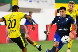 V�lez rescat� un empate ante Defensa y se mantiene como l�der de la Zona A