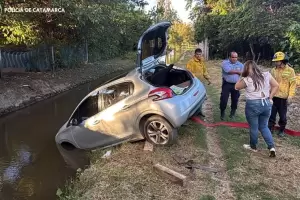 Impactante siniestro vial: un auto cay� a un canal de riego en Catamarca