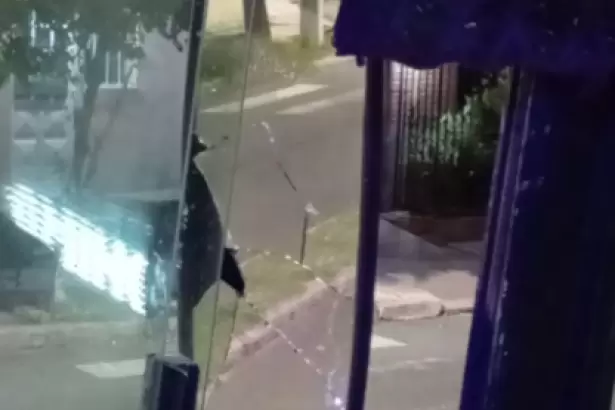 Violento ataque a pedradas contra un colectivo en Catamarca