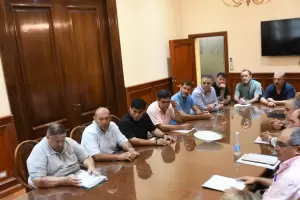 Santiago lo hace otra vez: bonos y aumento del 42,4% para la administraci�n p�blica