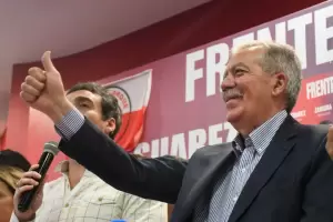 Santiago lo hace otra vez: bonos y aumento del 42,4% para la administraci�n p�blica