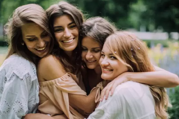 El fen�meno de la "chica seda": la nueva met�fora de TikTok que redefine la amistad