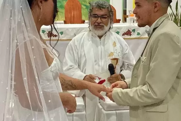 El exilio del Fray G�mez: cisma en Corrientes por el matrimonio de una pareja trans