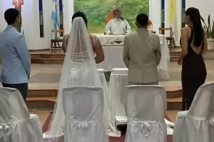 Tensi�n en el altar: pol�mico matrimonio de una pareja trans sacude a la Iglesia