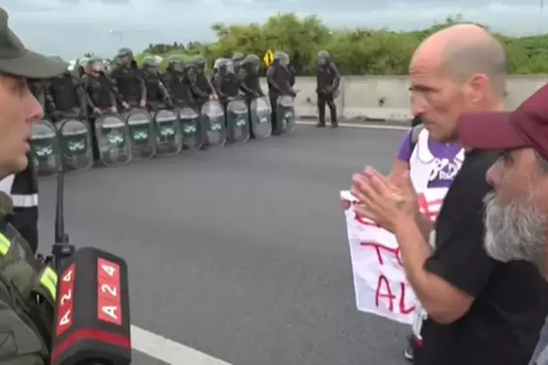 Crisis en Fate: trabajadores protestan y se cruzan con la Gendarmer�a