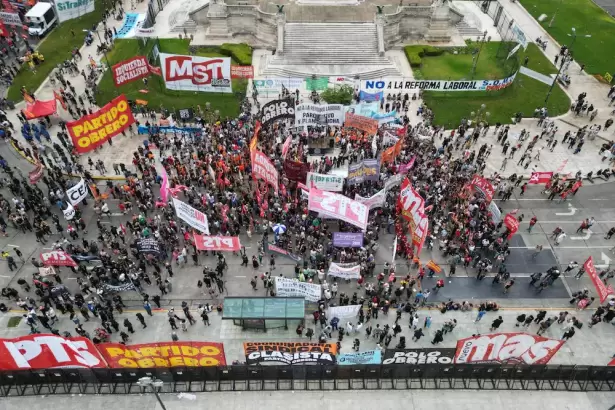 Pulso en la calle: huelga total y concentraci�n frente al Palacio Legislativo