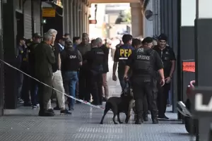 Estall� un paquete bomba en la Escuela Superior de Gendarmer�a y hay tres heridos