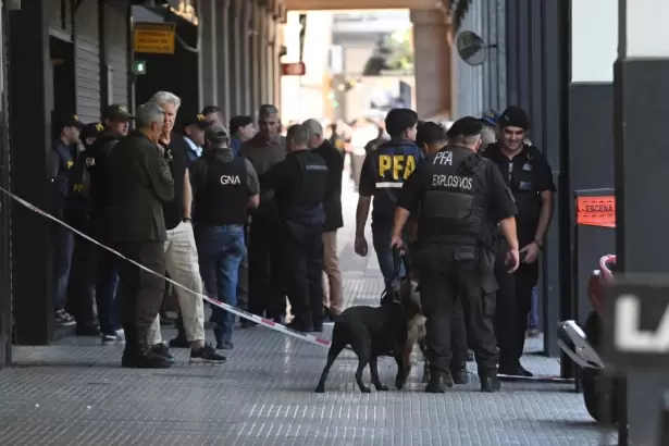 Estall� un paquete bomba en la Escuela Superior de Gendarmer�a y hay tres heridos