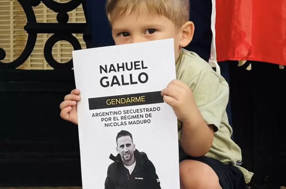 V�ctor con la foto de su papa Nahuel Gallo