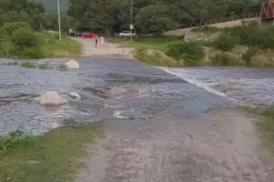 Alerta en Ruta 120: accesos cortados por la crecida del r�o