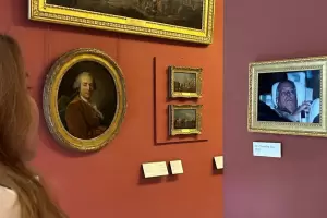 Activistas colgaron en el Louvre la foto del ex pr�ncipe Andr�s tras su detenci�n por el caso Epstein