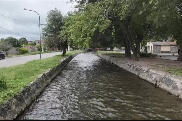 Fray Mamerto Esqui�: avanzan con la limpieza y puesta en valor del canal matriz en San Antonio
