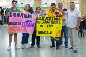 Emotivo regres� de los brigadistas catamarque�os que combatieron los incendios en la Patagonia