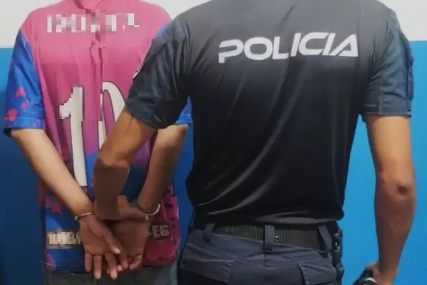 Un hombre de 48 a�os fue aprehendido tras sustraer una silla de una rotiser�a