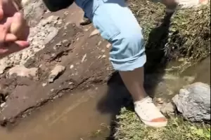 Mir� el viral de una docente rural de Catamarca intentando cruzar un r�o