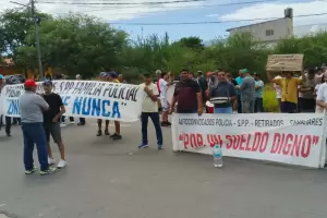 Polic�as autoconvocados presionan y se instalan frente a Casa de Gobierno