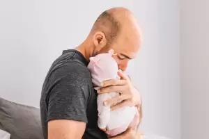 Cri� a una nena durante a�os, descubri� que era inf�rtil y la Justicia anul� la paternidad