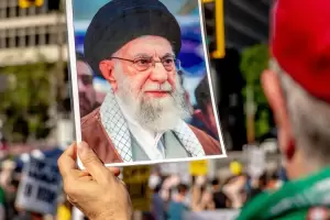 Ir�n abre una transici�n in�dita tras la muerte de Ali Khamenei: �qui�nes lo suceden?