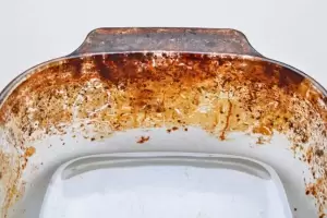 Truco casero: c�mo limpiar una fuente de vidrio llena de grasa y manchas amarillas